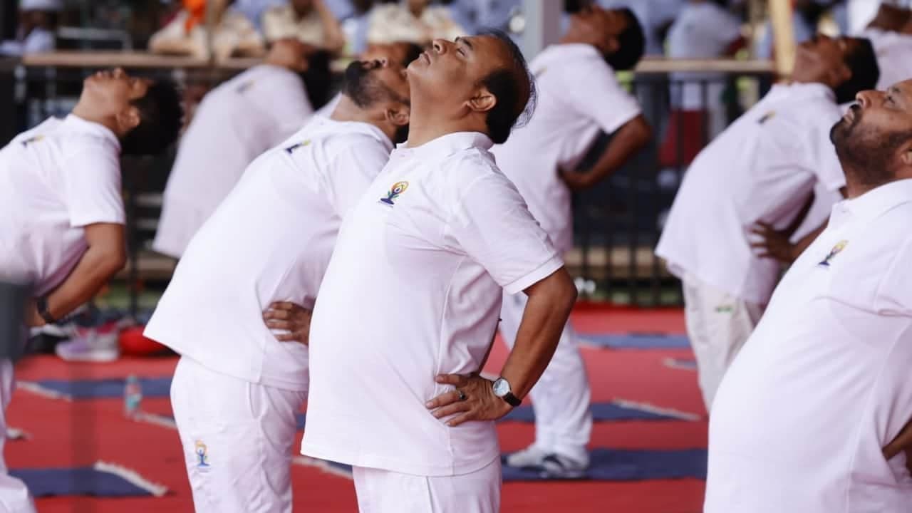 International Day of Yoga: असम के मुख्यमंत्री हिमंता बिस्वा सरमा ने योग किया International Day of Yoga: असम के मुख्यमंत्री हिमंता बिस्वा सरमा ने योग किया