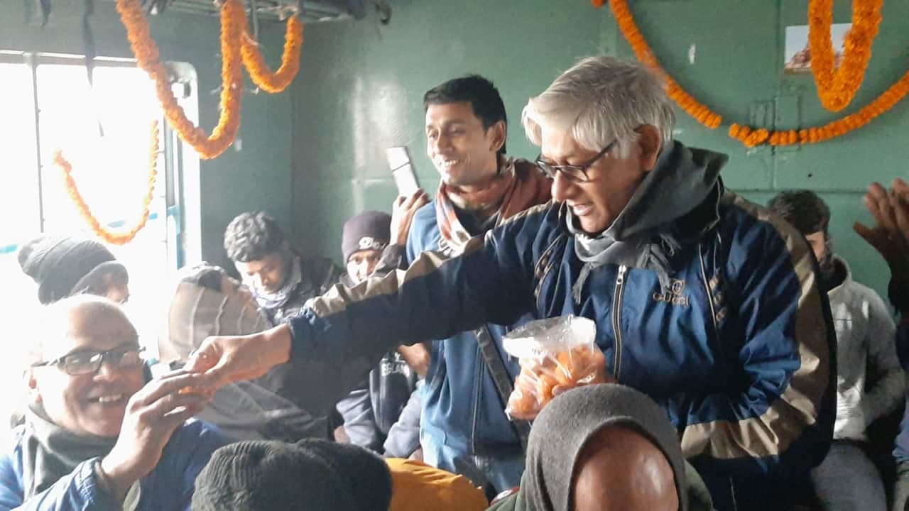 রাম মন্দির উদ্বোধন উপলক্ষে লোকাল ট্রেনে লাড্ডু বিতরণ রাম মন্দির উদ্বোধন উপলক্ষে লোকাল ট্রেনে লাড্ডু বিতরণ