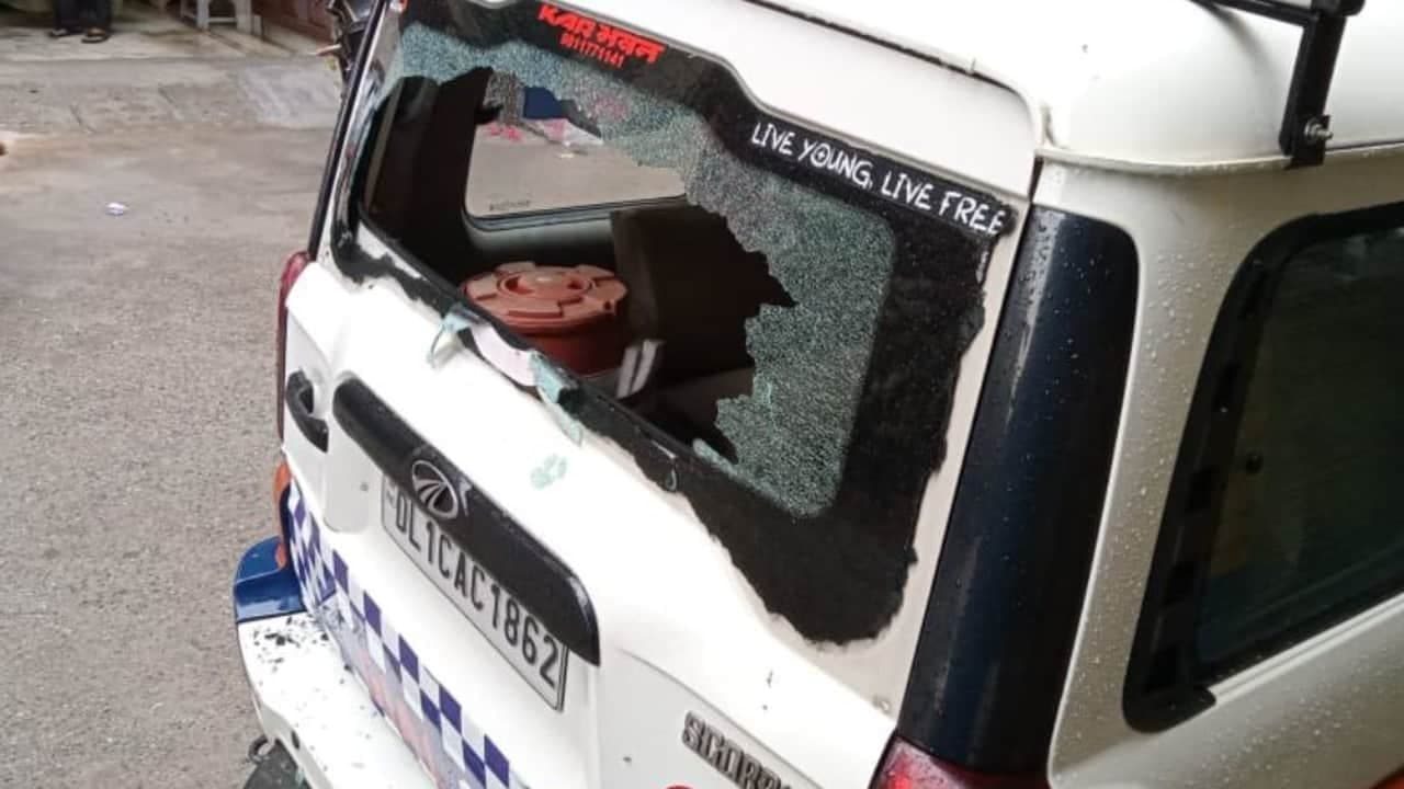 BJP के पूर्व प्रवक्ता नवीन जिंदल के घर के बाहर तैनात PCR वैन पर हमला, जिंदल ने कहा- परिवार की जान को BJP के पूर्व प्रवक्ता नवीन जिंदल के घर के बाहर तैनात PCR वैन पर हमला, जिंदल ने कहा- परिवार की जान को