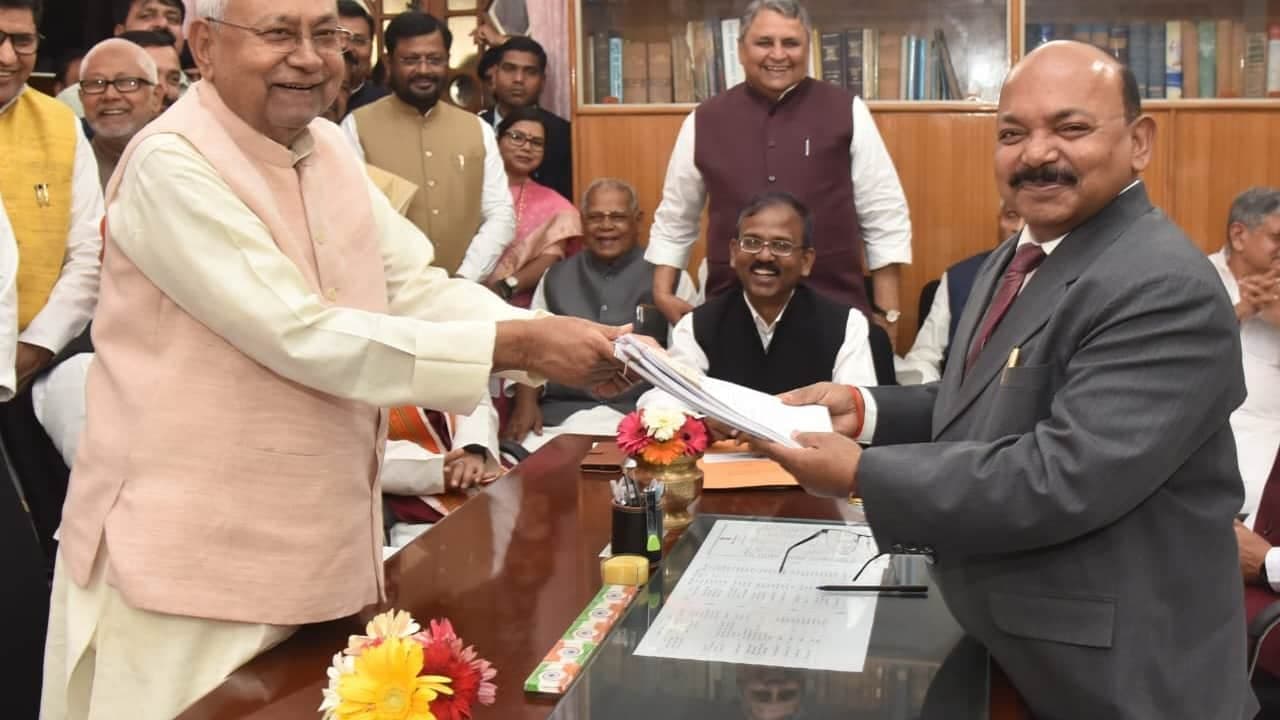 नीतीश कुमार ने भरा MLC चुनाव का पर्चा नीतीश कुमार ने भरा MLC चुनाव का पर्चा