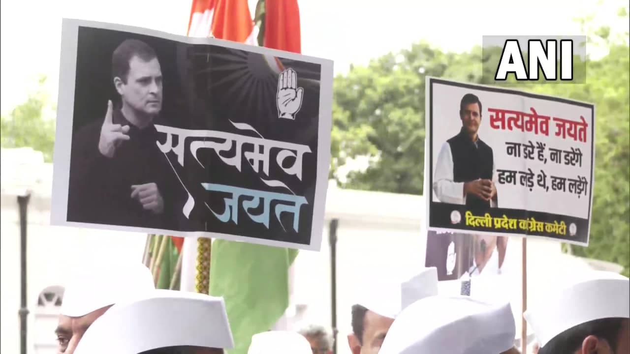 राहुल गांधी की पेशी से पहले कांग्रेस कार्यकर्ताओं का हंगामा राहुल गांधी की पेशी से पहले कांग्रेस कार्यकर्ताओं का हंगामा