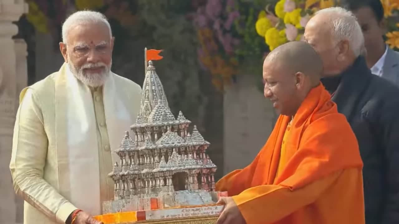 মন্দিরের রেপ্লিকা উপহার প্রধানমন্ত্রীকে মন্দিরের রেপ্লিকা উপহার প্রধানমন্ত্রীকে