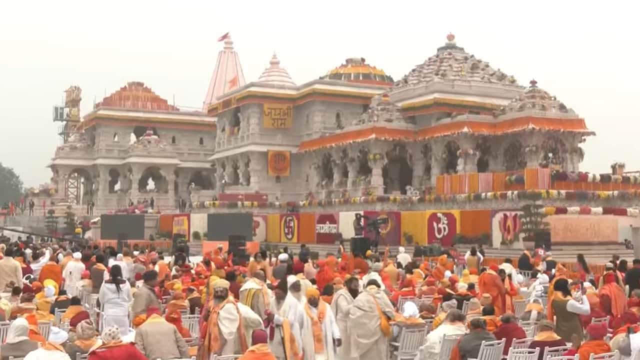 ভিড় জমিয়েছেন সাধুরা ভিড় জমিয়েছেন সাধুরা