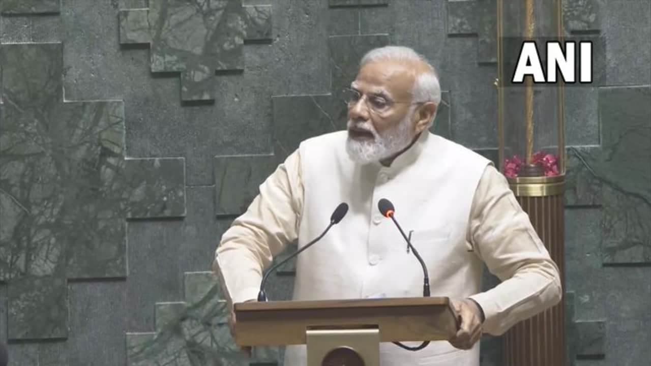 संसद भवन ने करीब 60,000 श्रमिकों को रोजगार दिया, इनके श्रम को समर्पित एक डिजिटल गैलेरी भी बनाई गई है-PM संसद भवन ने करीब 60,000 श्रमिकों को रोजगार दिया, इनके श्रम को समर्पित एक डिजिटल गैलेरी भी बनाई गई है-PM