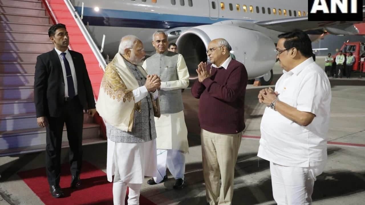 वाइब्रेंट गुजरात समिट के लिए पीएम नरेंद्र मोदी अहमदाबाद पहुंचे वाइब्रेंट गुजरात समिट के लिए पीएम नरेंद्र मोदी अहमदाबाद पहुंचे
