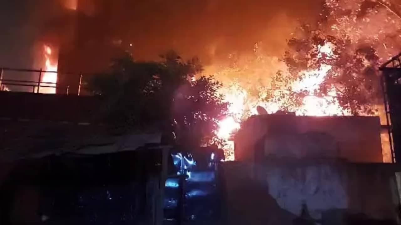 Delhi: पीतमपुरा में 4 मंजिला इमारत में लगी भीषण आग, 5 लोग जिंदा जले Delhi: पीतमपुरा में 4 मंजिला इमारत में लगी भीषण आग, 5 लोग जिंदा जले