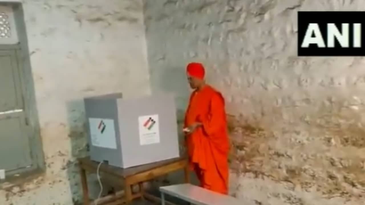 Karnataka Voting Live: Siddaganga Mutt monk casts vote Karnataka Voting Live: Siddaganga Mutt monk casts vote
