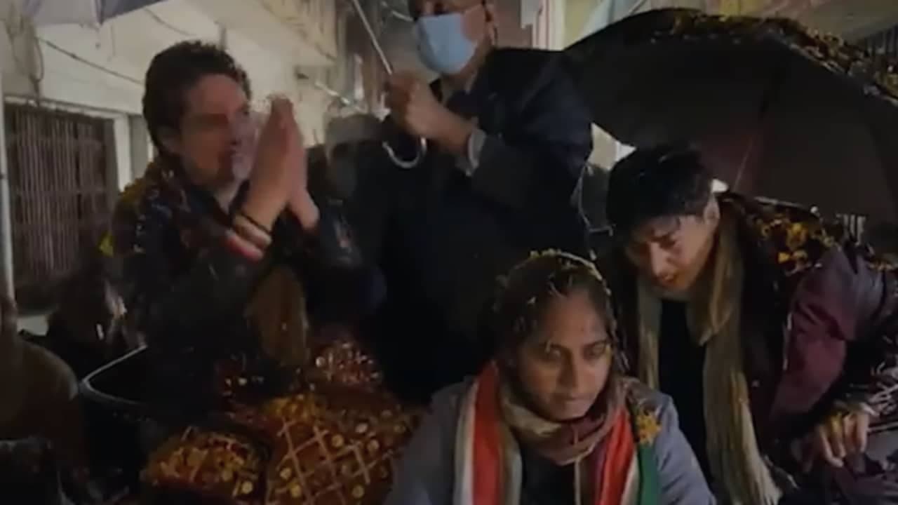 प्रियंका गांधी बारिश में भीगकर भी करती रही चुनाव प्रचार प्रियंका गांधी बारिश में भीगकर भी करती रही चुनाव प्रचार