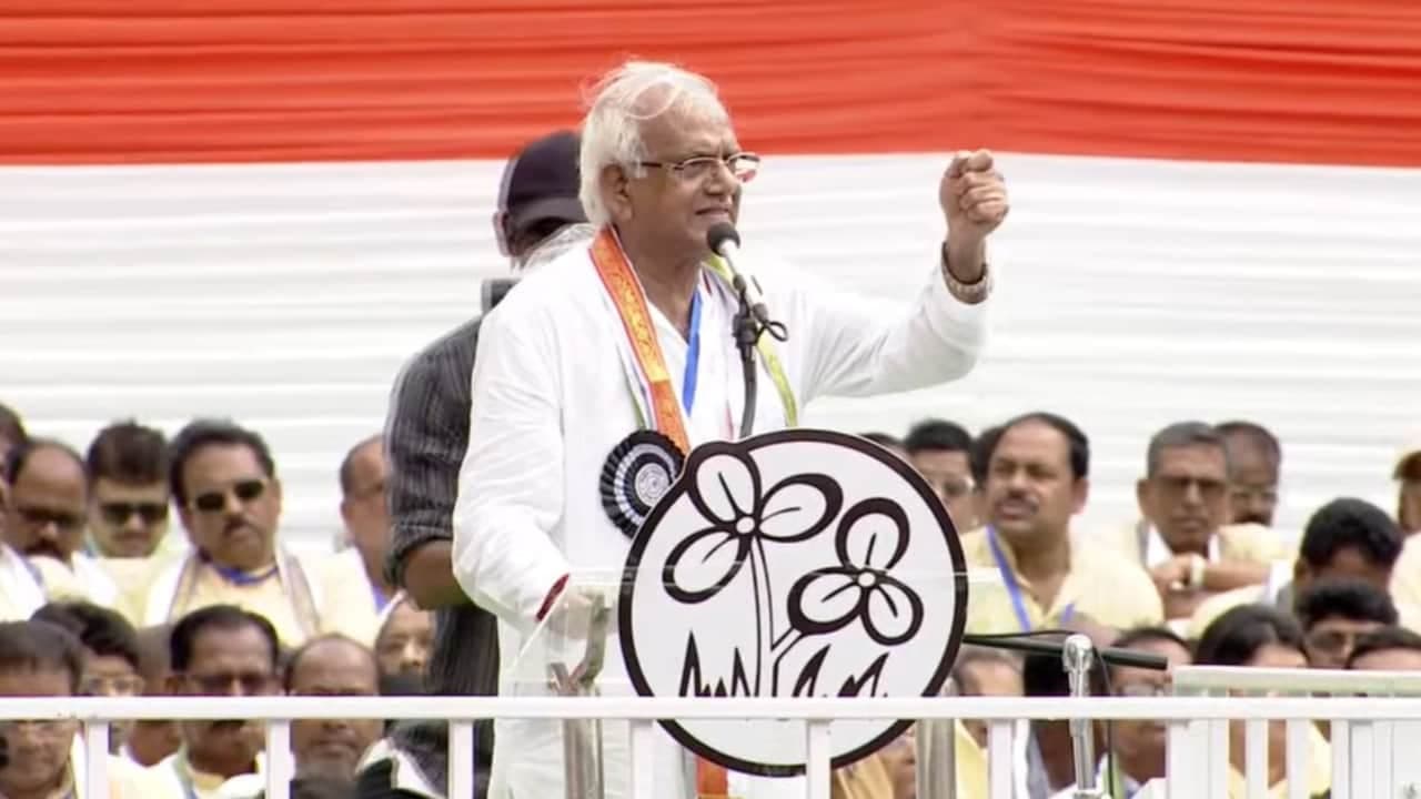 মঞ্চে বক্তব্য রাখছেন শোভনদেব চট্টোপাধ্যায়
মঞ্চে বক্তব্য রাখছেন শোভনদেব চট্টোপাধ্যায়