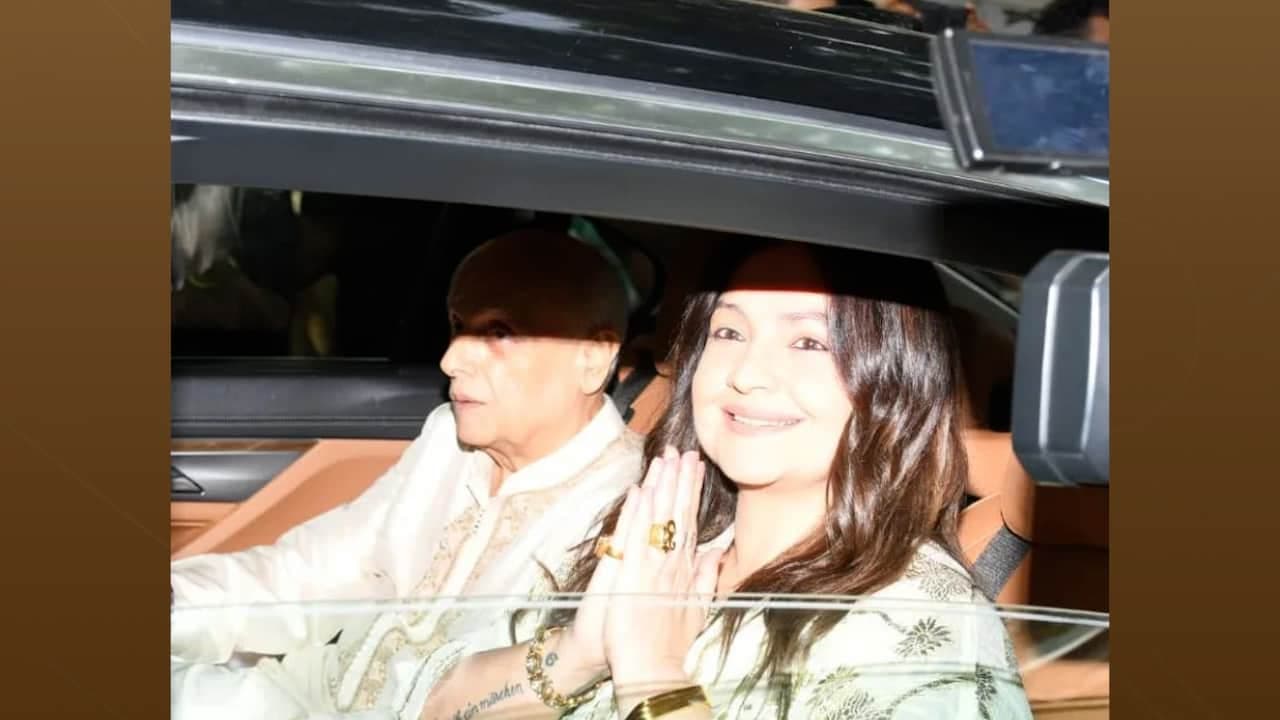 Alia Bhatt-Ranbir Kapoor Wedding LIVE Updates: Alia's dad Mahesh Bhatt and Pooja Bhatt arrives Alia Bhatt-Ranbir Kapoor Wedding LIVE Updates: Alia's dad Mahesh Bhatt and Pooja Bhatt arrives