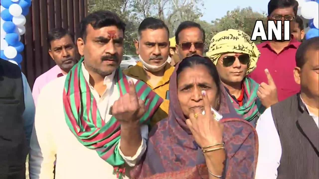 UP Elections 2022 Live: गोरखपुर से सपा उम्मीदवार सुभावती शुक्ला ने भी डाला वोट UP Elections 2022 Live: गोरखपुर से सपा उम्मीदवार सुभावती शुक्ला ने भी डाला वोट